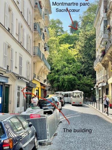une rue avec des voitures garées sur le bord de la route dans l'établissement Heart of Montmartre Cute & Cozy, à Paris