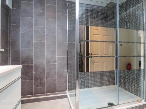 Ένα μπάνιο στο Flat 1, Sandridge Court