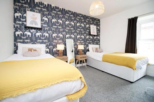 Un pat sau paturi într-o cameră la Prospect Cottage Fabulous Home In Stunning Rhondda Valley By StayStaycations