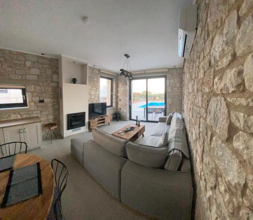 Pierres Blanches Residences, with private poolsにあるテレビまたはエンターテインメントセンター