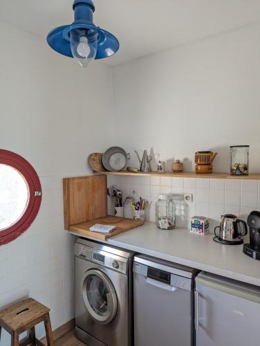 Kuchyň nebo kuchyňský kout v ubytování Cocon lumineux sous les toits de Bordeaux