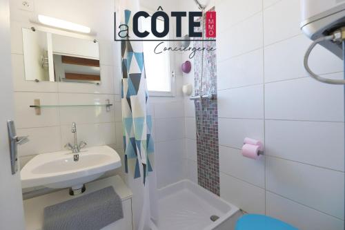 une petite salle de bain avec un lavabo et une douche dans l'établissement Les embruns, à Sausset-les-Pins