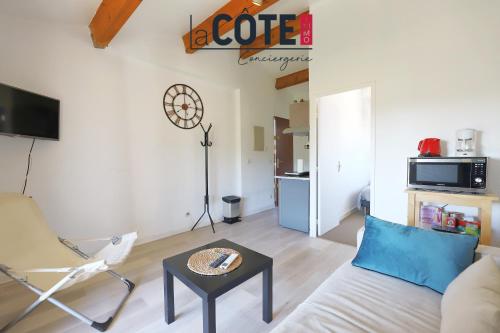 un salon avec un canapé et une table dans l'établissement Les embruns, à Sausset-les-Pins