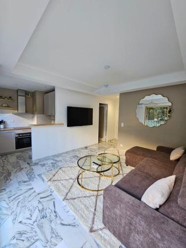 un salon avec un canapé et une table dans l'établissement Charmant studio centre de Cannes, à Cannes