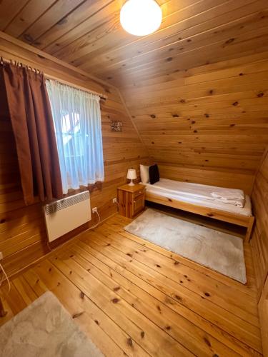 Ένα ή περισσότερα κρεβάτια σε δωμάτιο στο Alpine ski chalet Borovets with sauna