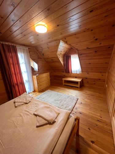 Ένα ή περισσότερα κρεβάτια σε δωμάτιο στο Alpine ski chalet Borovets with sauna