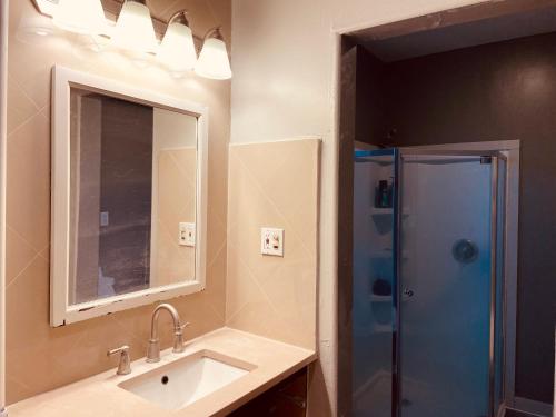 Ένα μπάνιο στο Treetop Apartment in the Heart of MPLS