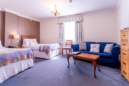 Una cama o camas en una habitación de Diglis House Hotel