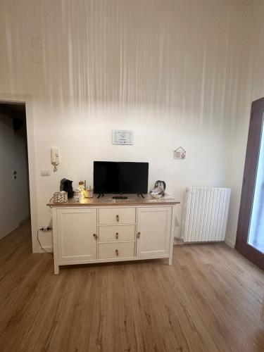 una stanza con un armadietto bianco con una televisione di La Rosa di Candy a Brindisi