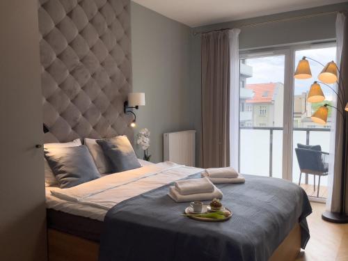 Postel nebo postele na pokoji v ubytování URBAN APARTMENTS GLOBAL PREMIUM, 5th Floor No 03, Free Garage, Self Check-in, No Deposit