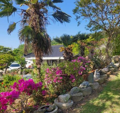 Κήπος έξω από το Gangjin Dahyang Sochuk Bed and Breakfast
