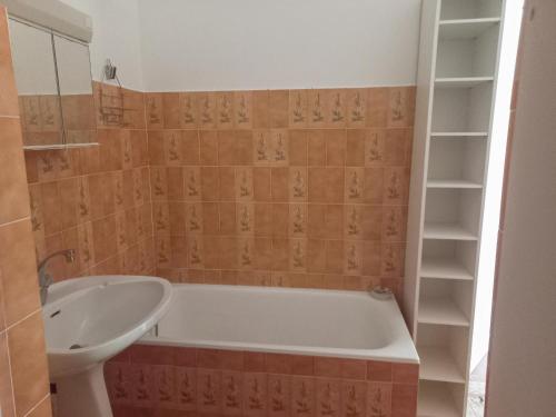 een badkamer met een ligbad en een wastafel bij Lemon in Casaglione