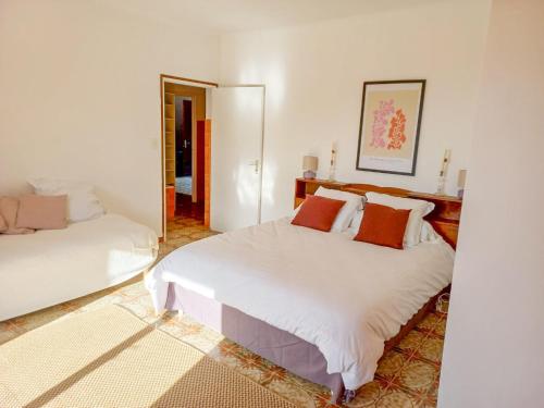 een slaapkamer met twee bedden en een spiegel bij Lemon in Casaglione