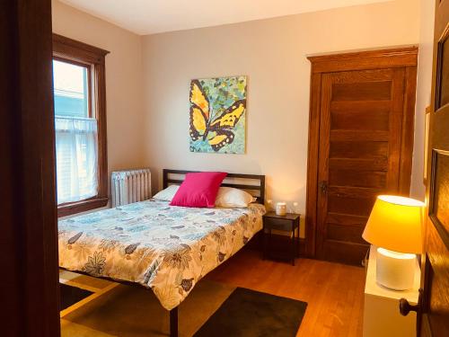 Ένα ή περισσότερα κρεβάτια σε δωμάτιο στο Treetop Apartment in the Heart of MPLS