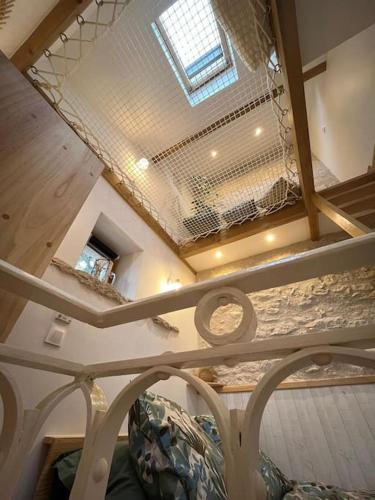 - une vue depuis le haut d'une chambre avec un lit dans l'établissement Pradelles, à Castelnau-de-Lévis