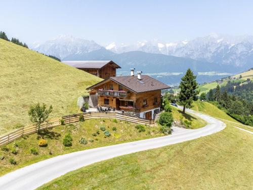 una casa al lado de una colina con un camino en Zuhäusel, en Kolsassberg