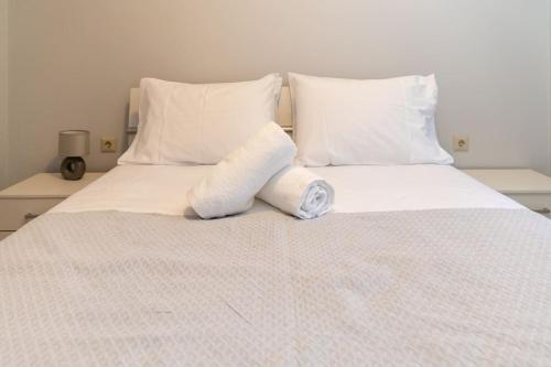 a white bed with two rolled towels on it at Το Σπίτι της Γιαγιάς 1 (Grandma's House 1) in Kondopoúlion