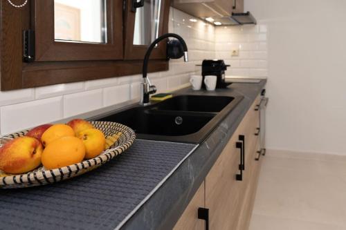 a kitchen with a bowl of fruit on a counter at Το Σπίτι της Γιαγιάς 1 (Grandma's House 1) in Kondopoúlion