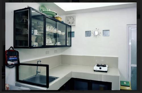 una cocina con fregadero y encimera en Ocean View Paradise in Puerto Galera, en Puerto Galera