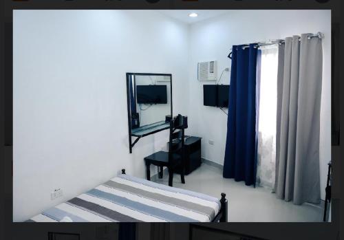 1 dormitorio con espejo, 1 cama y 1 silla en Ocean View Paradise in Puerto Galera, en Puerto Galera