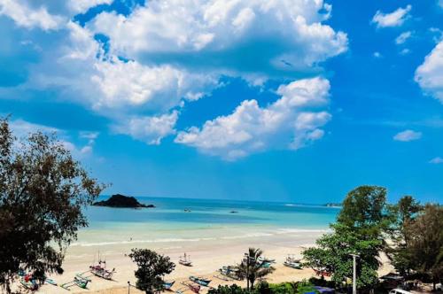 - Vistas a una playa con sillas y al océano en Twenty -Two Dazzle Bay, en Weligama