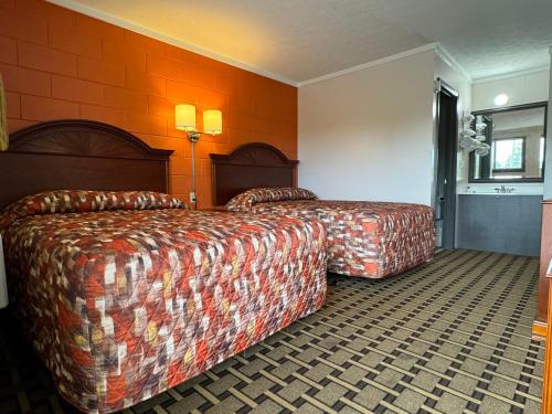 Katil atau katil-katil dalam bilik di Economy Inn