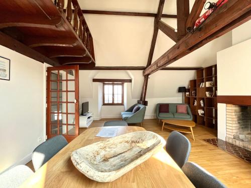 une salle à manger avec une table et des chaises et une cheminée dans l'établissement Bolero, à Vannes