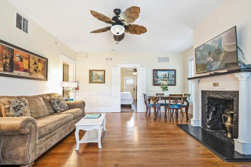 een woonkamer met een bank en een open haard bij Villa Mulvey #1 in St. Augustine