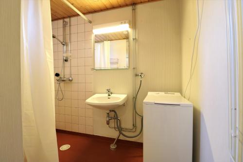 ポルヴォーにあるForenom Serviced Apartments Porvooの洗面台、トイレ、シャワー付きのバスルーム