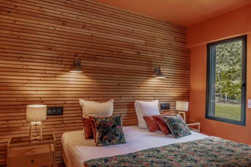 - une chambre avec 2 lits et un mur en bois dans l'établissement La Maison de l'Homme de Bois, à Gonneville-sur-Honfleur