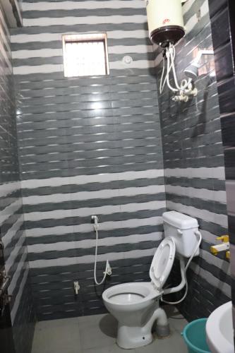 a bathroom with a toilet and a sink at K.D.DHAM-NEAR Prem Mandir in Vrindāvan