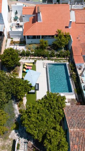 an overhead view of a house with a swimming pool and trees at Casa dos Escritores - Casa de Férias com Piscina Privada in Marvão