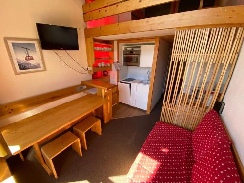 une petite chambre avec un banc et une cuisine dans l'établissement Studio cosy · Ski aux pieds · Balcon · 4 pers - FR-1-346-459, à Arc 1800