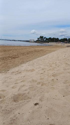 une plage vide avec des empreintes de pas dans le sable dans l'établissement La cabane atypique, à Gujan-Mestras