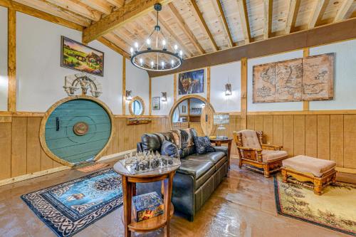 Χώρος καθιστικού στο Hobbit-Themed House on 6 Acres in Cosby