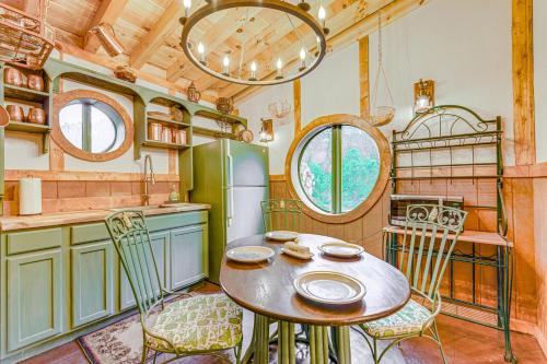 Η κουζίνα ή μικρή κουζίνα στο Hobbit-Themed House on 6 Acres in Cosby