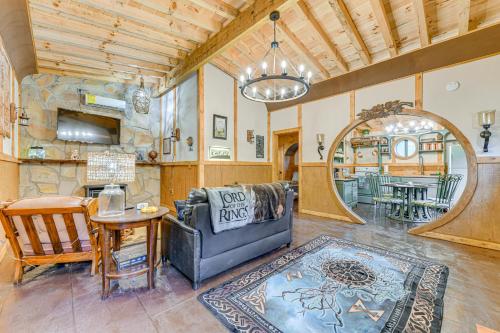Χώρος καθιστικού στο Hobbit-Themed House on 6 Acres in Cosby
