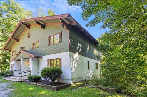 a home with a green and white house at 4-Bedroom Townhouse with Sauna Snow Flurry in Killington