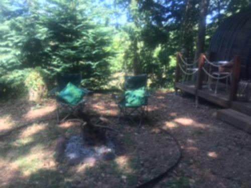 Κήπος έξω από το Unique & serene 1-Bed Cabin close to Domfront