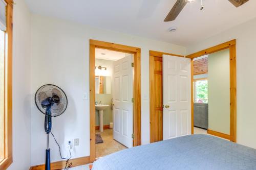 Ein Bett oder Betten in einem Zimmer der Unterkunft Peaceful Conway Home with Fire Pit and Grill