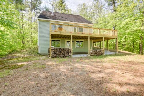 Ein Garten an der Unterkunft Peaceful Conway Home with Fire Pit and Grill