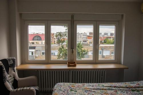 ventana del dormitorio con vistas a la ciudad en Apartment Ivon, en Belgrado
