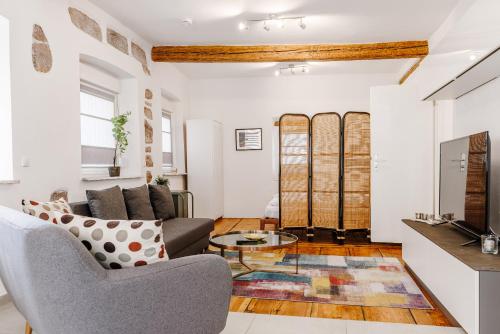 a living room with a couch and a glass table at Am Weissen Turm in Kulmbach