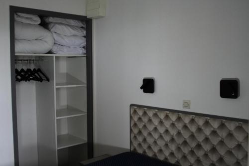 Cette chambre comprend un placard avec une étagère et des serviettes. dans l'établissement Résidence le Hameau de Cap Esterel - maeva Home - Appartement 2 Pièces 5 Personnes - Sélection MAE-5802, à Saint-Raphaël