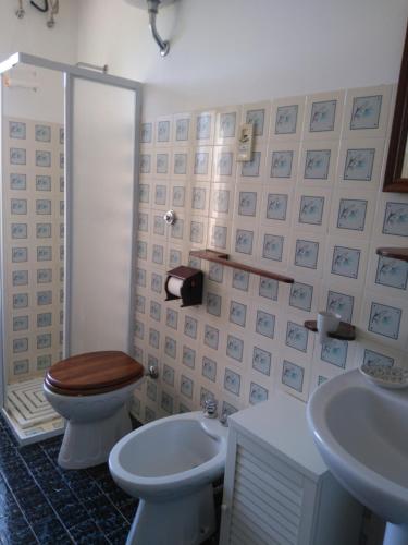 a bathroom with a toilet and a sink at Casa del Monte in Antonelli