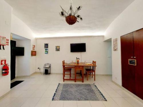 a dining room with a table and a television at Estúdio no centro histórico de Évora em Portugal in Évora
