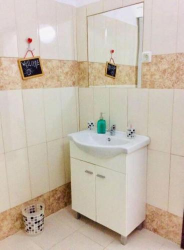 a bathroom with a white sink and a mirror at Estúdio no centro histórico de Évora em Portugal in Évora