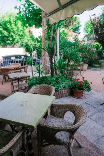Κήπος έξω από το Hotel Jolie