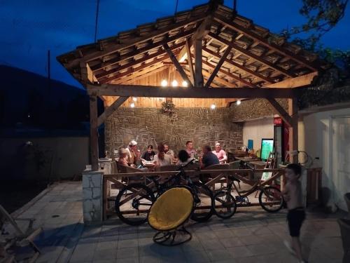 Un patio o zona al aire libre en AMBROsador
