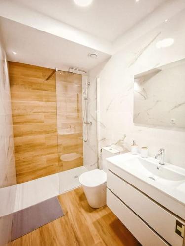 a bathroom with a toilet and a sink and a shower at Alameda Apartments - Apartamento Moderno a 20 min do Porto in Trofa